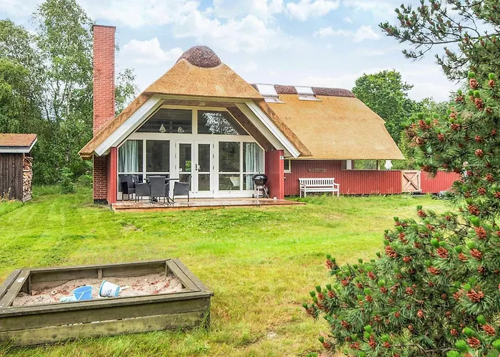 Eco-friendly Retreat With - By Traum ブラーバンド